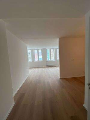 Wohnzimmer mit offener Küch...