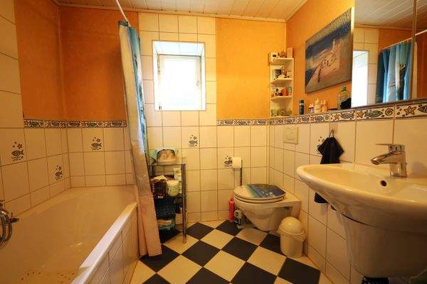 Bad mit Wanne und Dusche