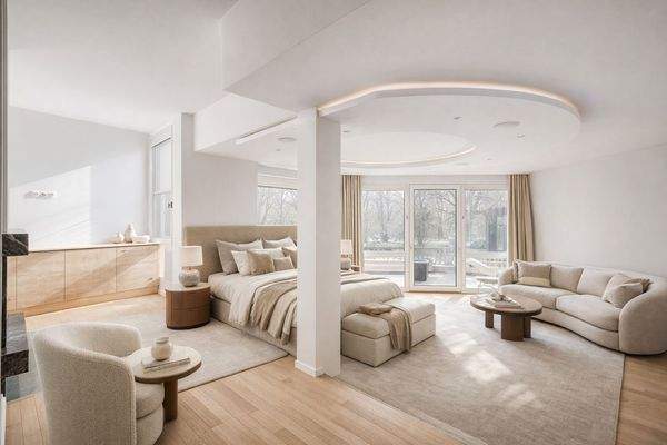 Flexibel nutzbarer Wohn- oder Schlafbereich mit architektonischer Deckeninszenierung