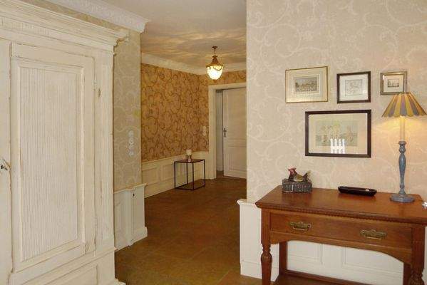 Erdgeschoss: geräumige Diele im Wohnbereich 1