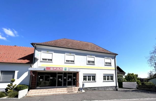 Strassenansicht mit Parkplatz