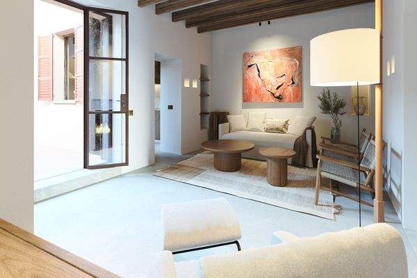 Großzügiger Wohnbereich mit Holzbalken