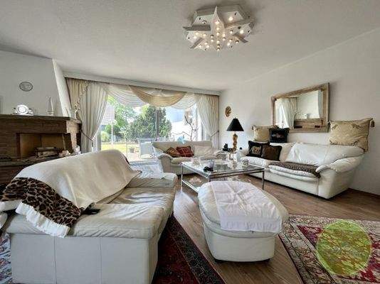 ... mit typischer Glasfront ..