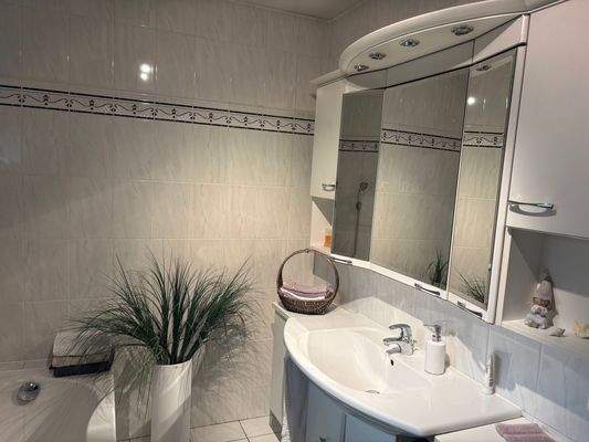 Modernes Wannenbad im EG