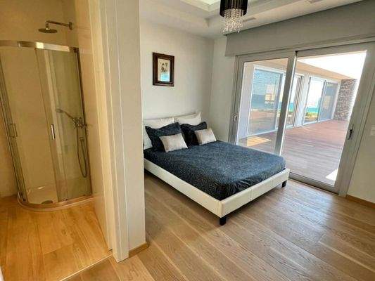 Einzigartige Villa am Meer mit Innenpool, Gärten und Gästehaus