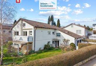 Blick auf den Eingang mit Grünbereich, den Balkon und Terrasse der Einliegerwohnung