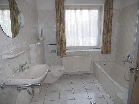 Bad mit Dusche und Badewanne