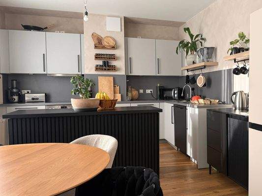 Ansicht IV: Wohn- und Esszimmer mit offenem Küchenbereich