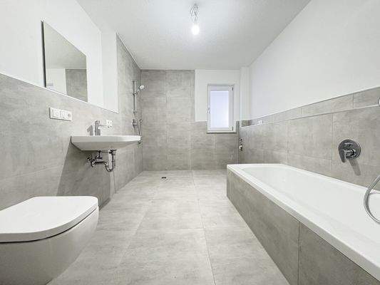 Tageslichtbad mit barrierefreier Dusche