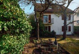 Objektansicht mit Garten 