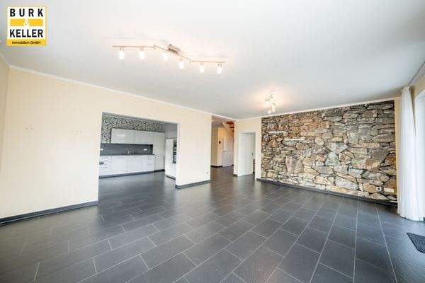 Wohnzimmer mit offener Küche