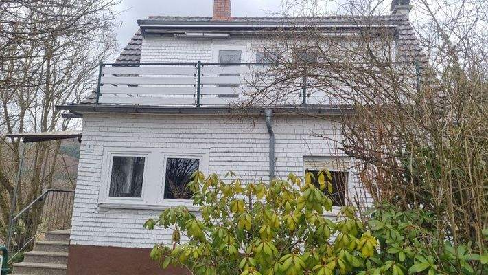 Hausansicht mit Balkon