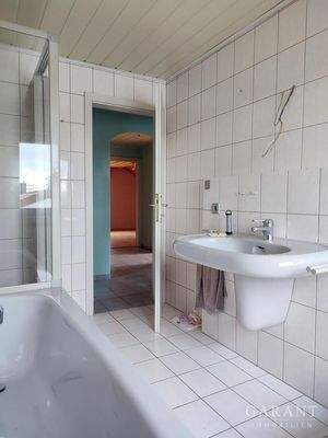 Badezimmer mit Wanne und Dusche