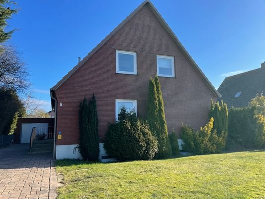 Haus Ansicht frontal mit Garage