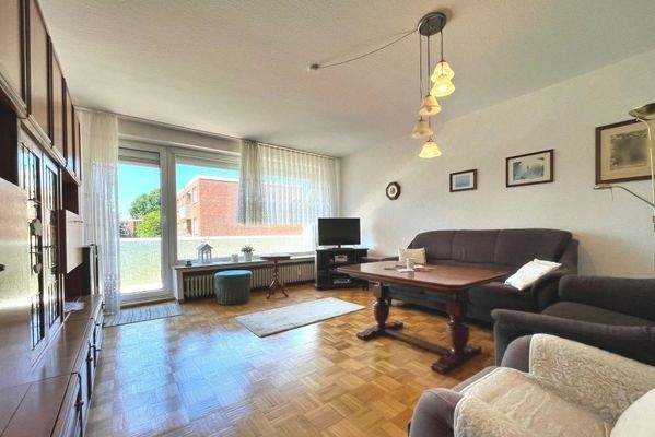 Der Balkon wertet das schöne Wohnzimmer zusätzlich auf