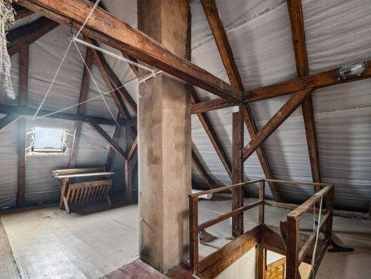 Dachboden Seitengebäude