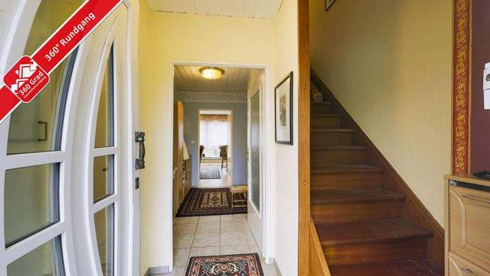 Eingangsbereich mit Zugang zum Dachgeschoss