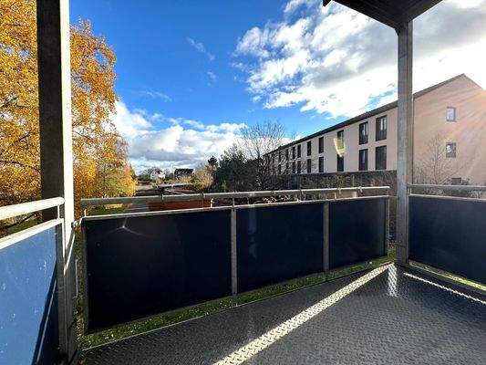 Balkonblick mit Herbstlaub