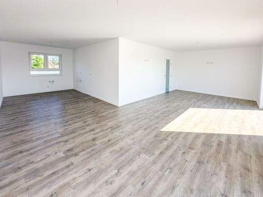 Wohnbereich mit Blick in die Küche