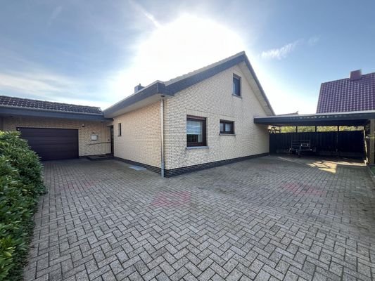 Außenansicht mit Carport und Garage