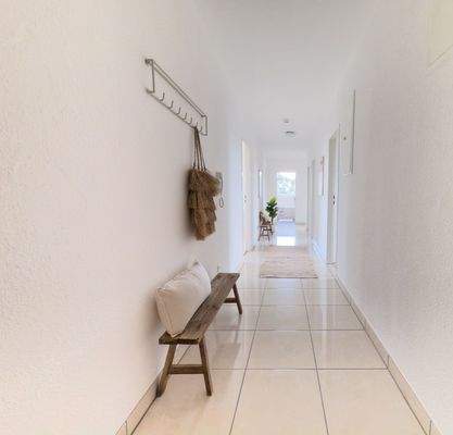 Freundlicher Flur der 4 Zimmerwohnung