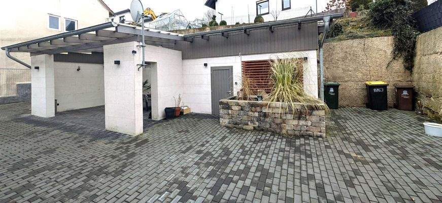 Hof mit Sitzecke u. Lagerraum