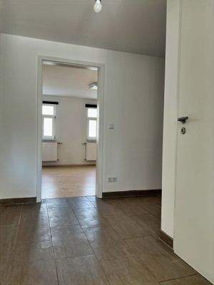 Flur im Erdgeschoss mit Blick ins Gäste-/Arbeitszimmer