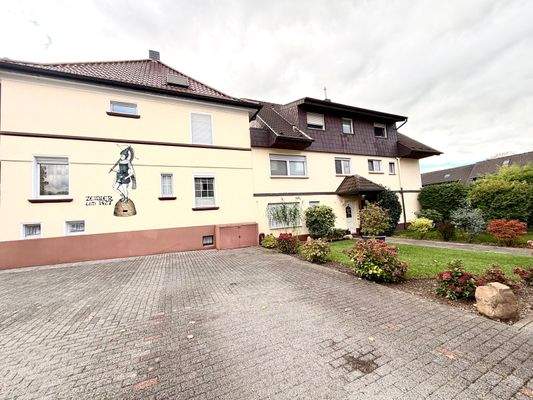 12 Ansicht Parkplatzseite.jp