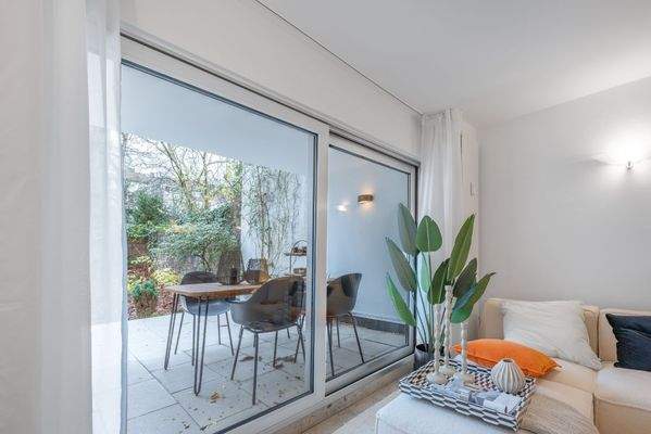 Wohnzimmer mit Ausgang zur Terrasse