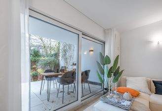 Wohnzimmer mit Ausgang zur Terrasse