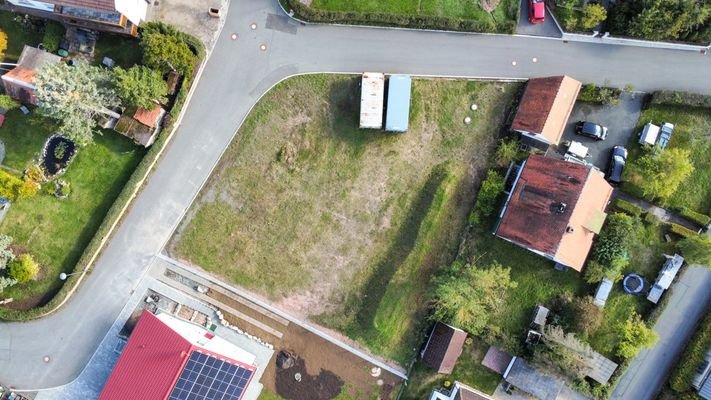 Sonniges Eckgrundstück mit leichter Hanglage