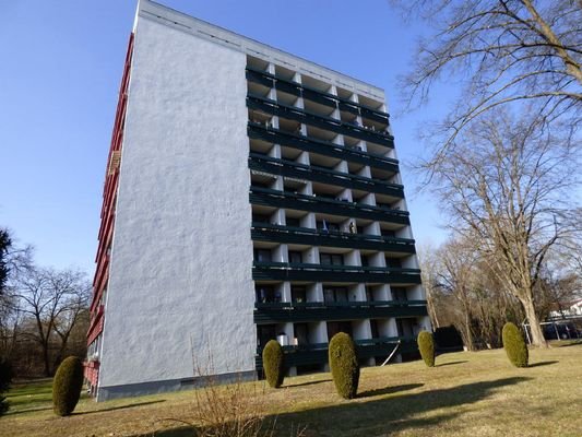 Ostansicht mit gepflegter Grünanlage