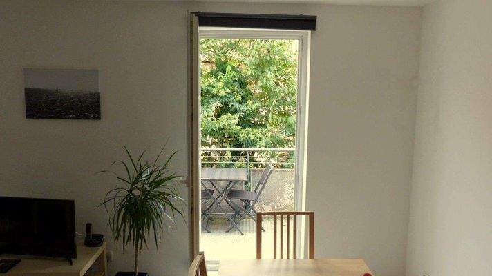 sonniger und ruhiger Balkon