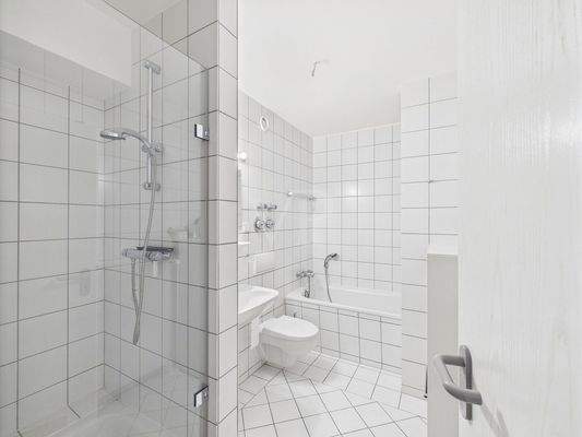 Badezimmer mit Dusche und Badewanne