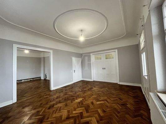 Essszimmer mit Zugang zur Küche