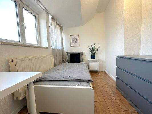 Helles WG-Zimmer mit Bett