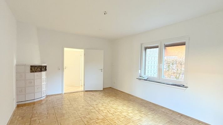Wohnzimmer mit Zugang zur Südwest-Terrasse