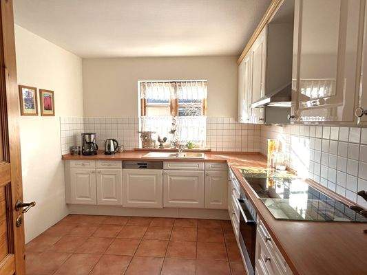 Küche mit gepflegter Einbauküche