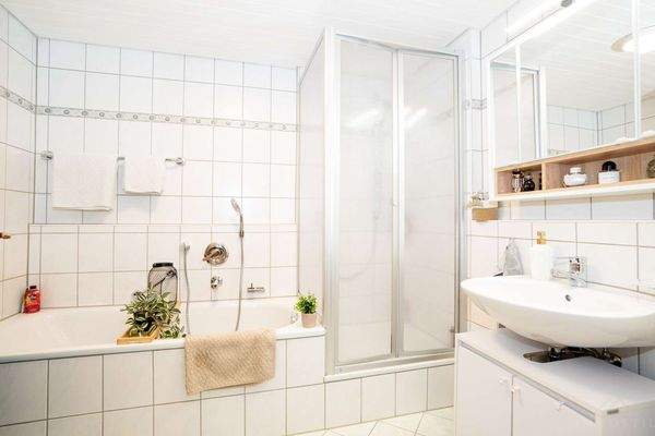 großes Badezimmer mit Dusche und Wanne