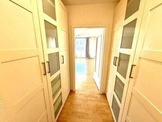 In Ihrer Diele gen Wohn- und Schlafbereich