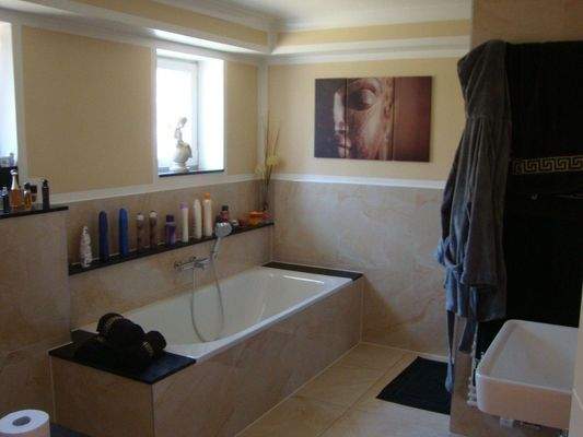 große moderne Bäder