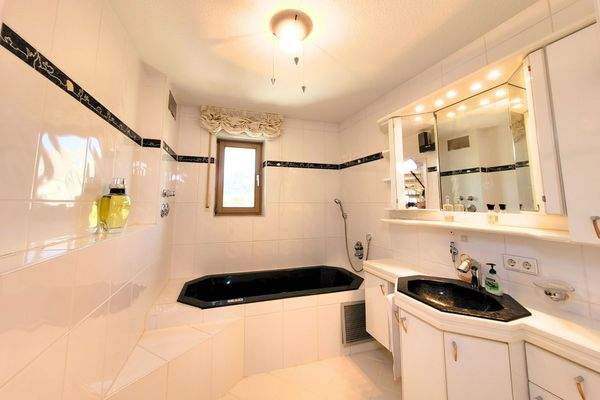 Schönes Badezimmer mit Badewanne