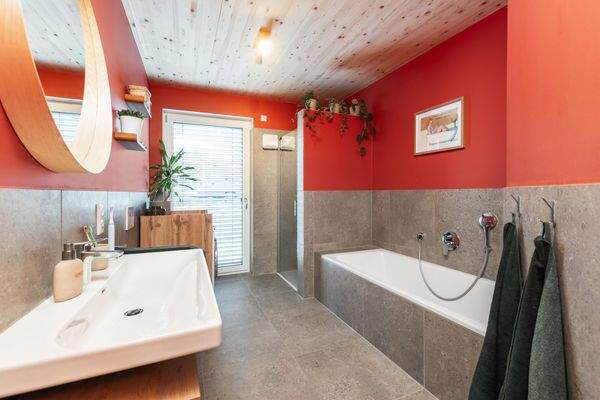 Musterbild Tageslichtbad mit bodengleicher Dusche