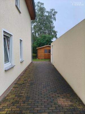 Weg zwischen Haus und Garage