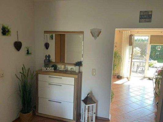 Eingangsflur mit Blick ins Wohnzimmer