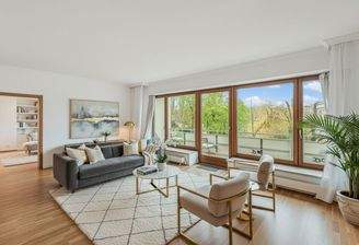 .Wohnzimmer mit Balkon KI