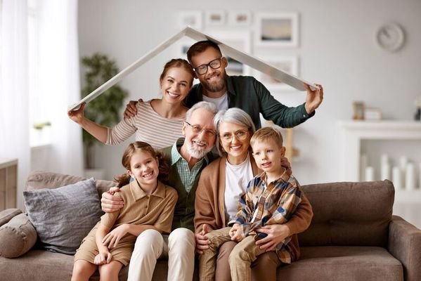 Ganze Familie mit Großeltern