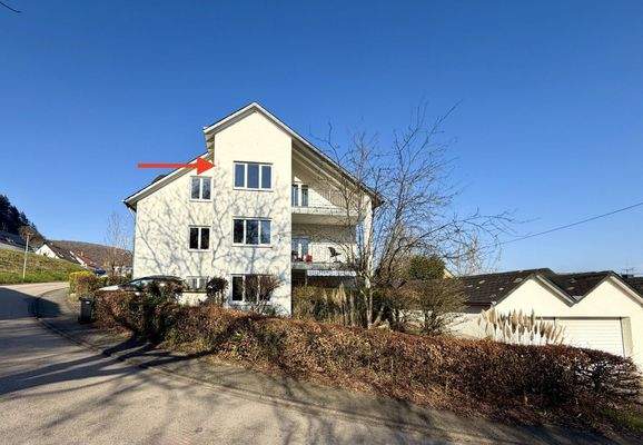 Helles Dachgeschoss mit großzügigen Fenstern und Balkonzugang