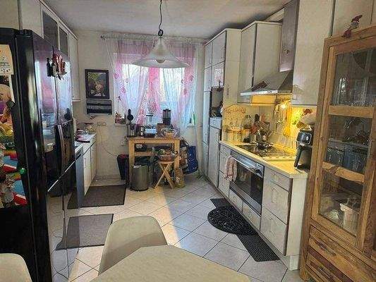 gut geschnittene Küche, wobie einige Gegenstände noch entfernt werden jpg