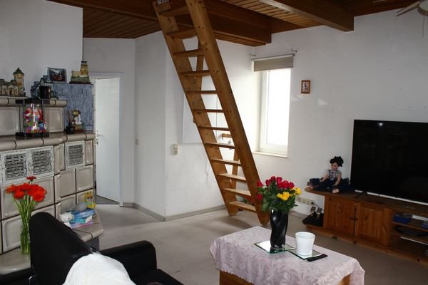 Wohnzimmer mit Treppe zum Spitzboden